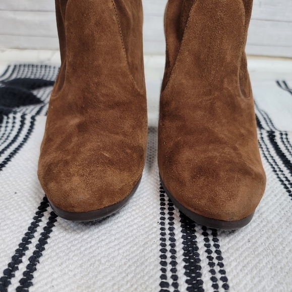 STUART WEITZMAN BROWN SUEDE HEELED BOOTIES, SZ 9.5 / 40 EUR - Picture 4 of 16